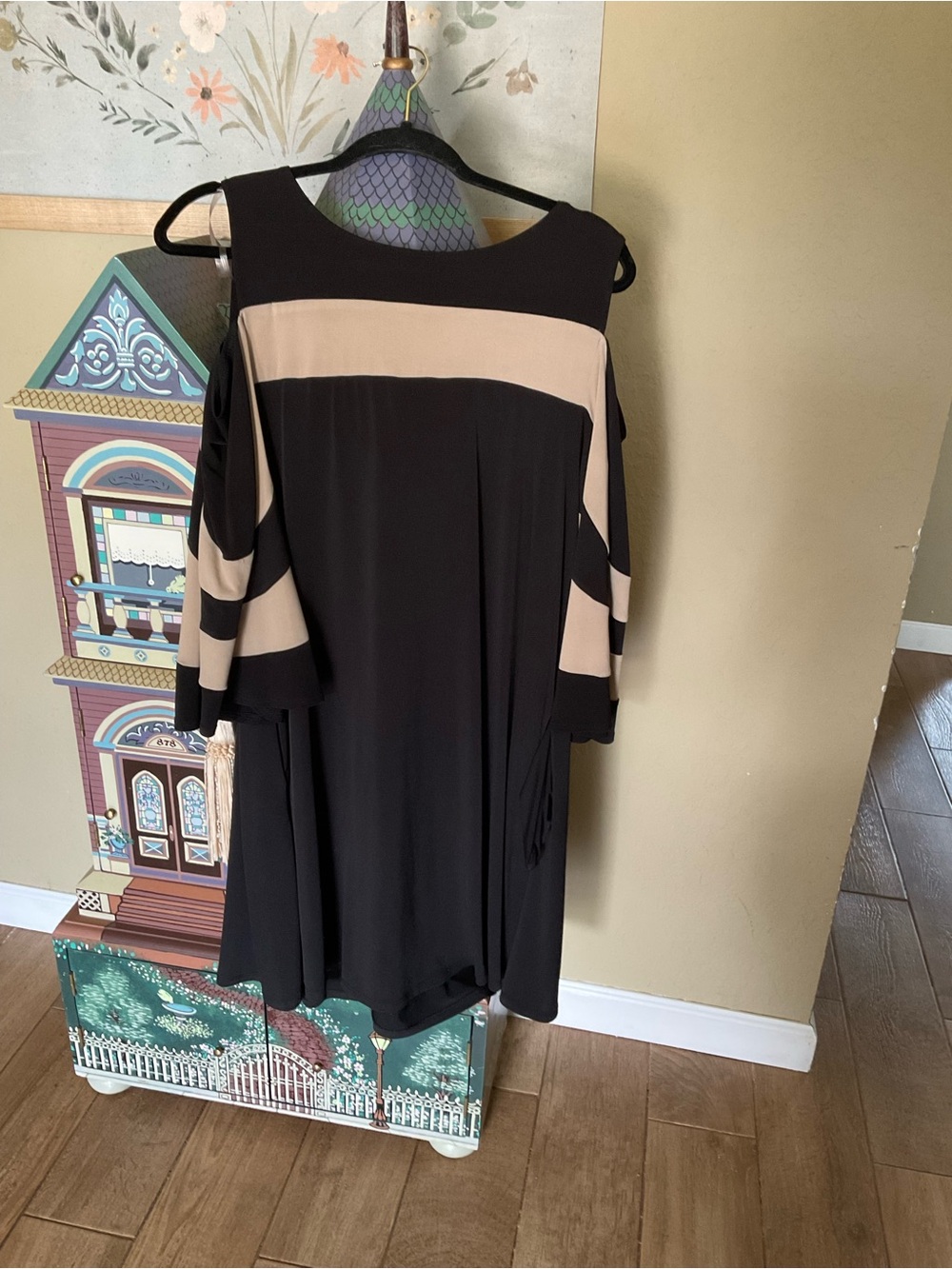 Nina Leonard Black and Beige Cold-Shoulder Long-Sleeve Dress